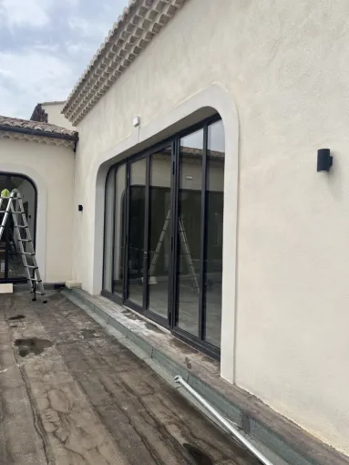 Nettoyage de vitrerie et menuiserie après chantier à Beaume de Venise , Orange, J.A.D.E