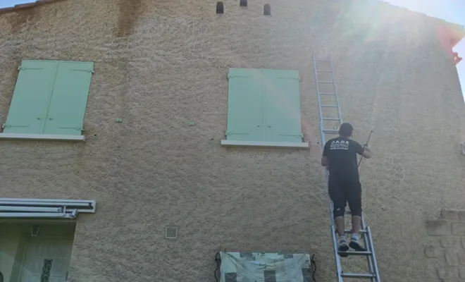 Remise en état d’une façade , Orange, J.A.D.E