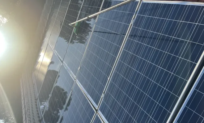 Nettoyage de 32 panneaux solaires à L'Oriole-du-Contat à l'eau osmosée, Orange, J.A.D.E