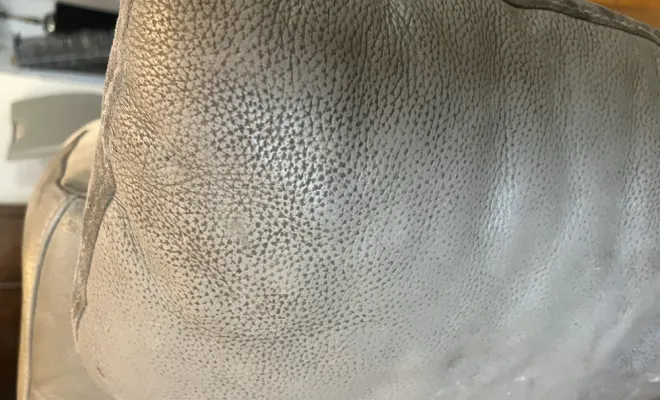 Grosse remise en état de fauteuils en cuir et microfibre à Nove, Orange, J.A.D.E