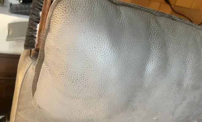 Grosse remise en état de fauteuils en cuir et microfibre à Nove, Orange, J.A.D.E