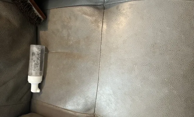 Grosse remise en état de fauteuils en cuir et microfibre à Nove, Orange, J.A.D.E