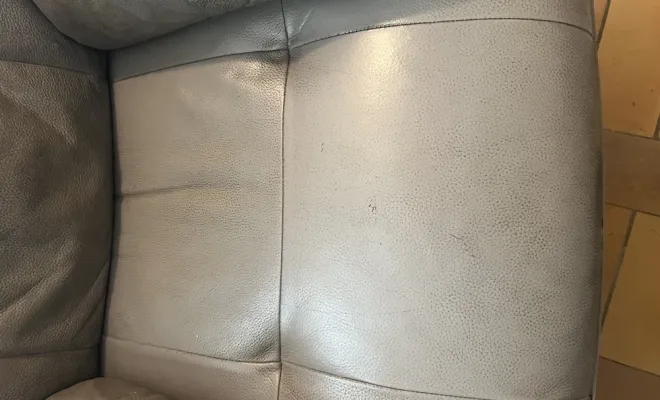 Grosse remise en état de fauteuils en cuir et microfibre à Nove, Orange, J.A.D.E