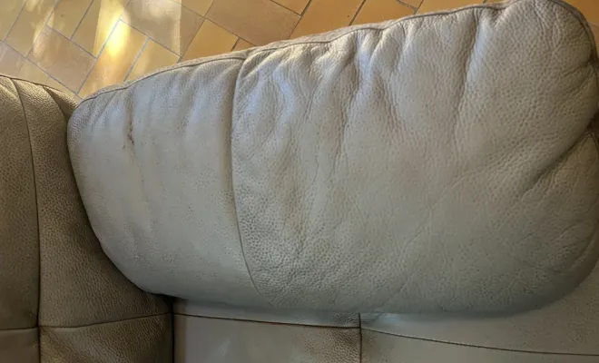 Grosse remise en état de fauteuils en cuir et microfibre à Nove, Orange, J.A.D.E