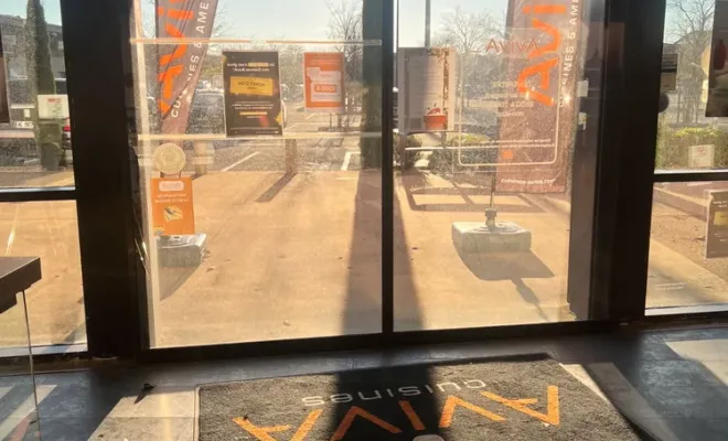 Nettoyage de vitrines pour des magasins sur Orange, Orange, J.A.D.E