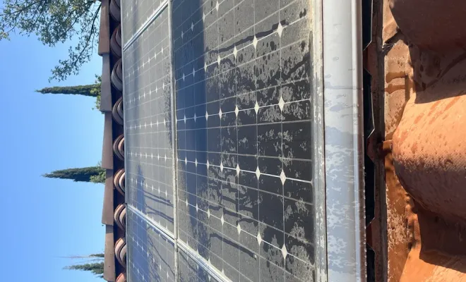 nettoyage des panneaux photovoltaïques très sales à Caromb, Orange, J.A.D.E