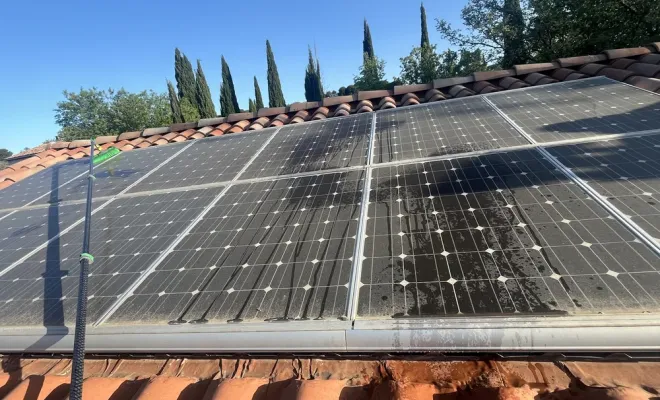 nettoyage des panneaux photovoltaïques très sales à Caromb, Orange, J.A.D.E
