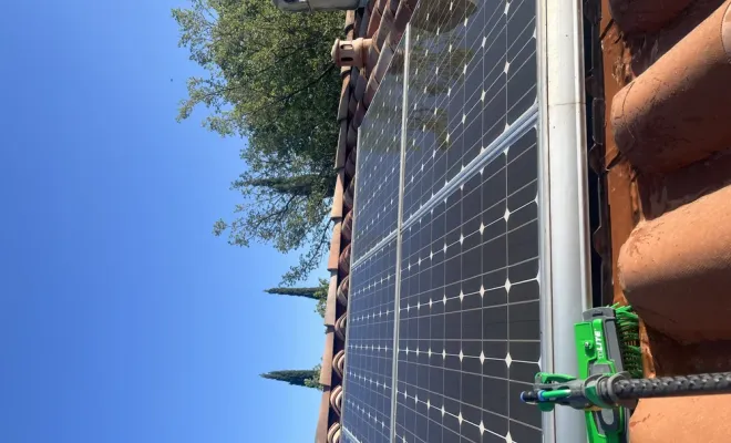 nettoyage des panneaux photovoltaïques très sales à Caromb, Orange, J.A.D.E